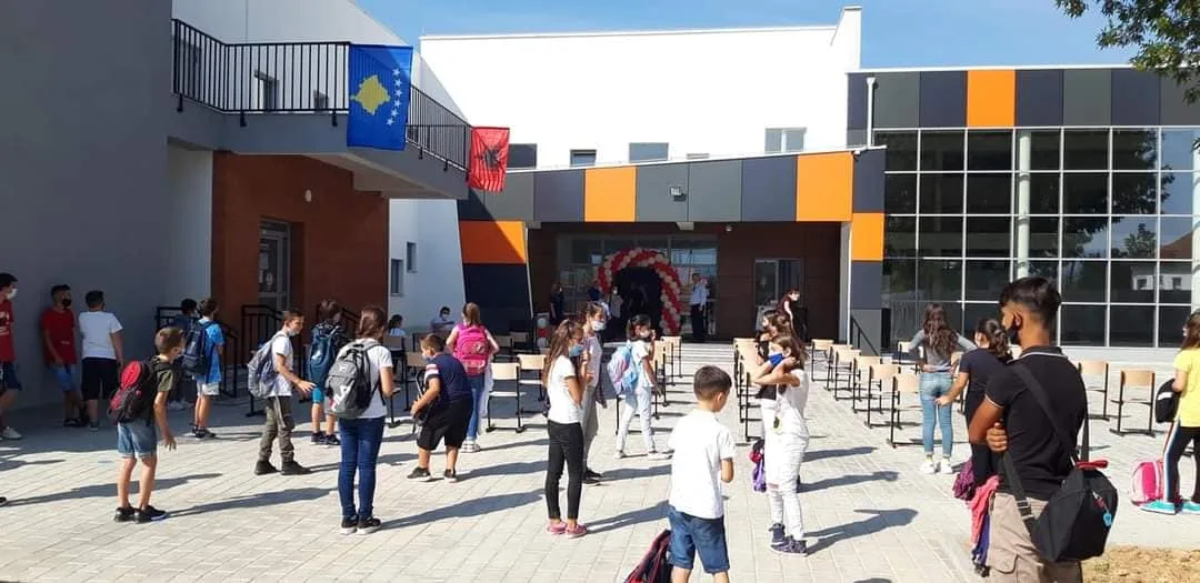 10 mësimdhënës dhe dy drejtorë të infektuar me COVID-19 në Komunën e Suharekës