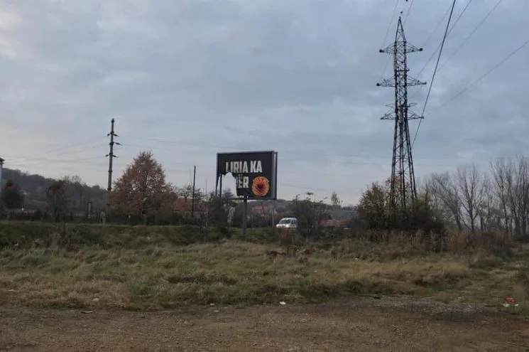 Djegia e billbordit “Liria ka emër” shihet si provokim: Ndodhi në ditën kur u gjetën mbetje mortore në Serbi