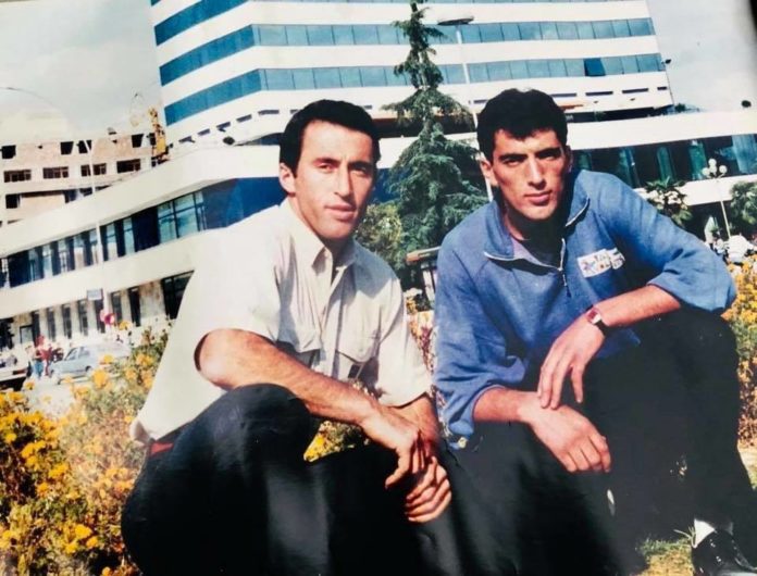 Ramush Haradinaj me fjalë prekëse kujton vëllain e ndjerë. Luanin në 47 vjetorin e lindjes