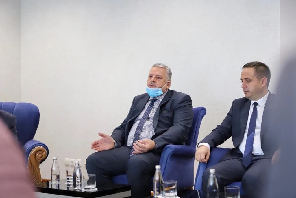 Veliu për ‘shkarkimin’ e Selmanajt: “Faleminderit për pyetjen, por s’kam disponim të përgjigjem”. PDK, AAK e Nisma heshtin