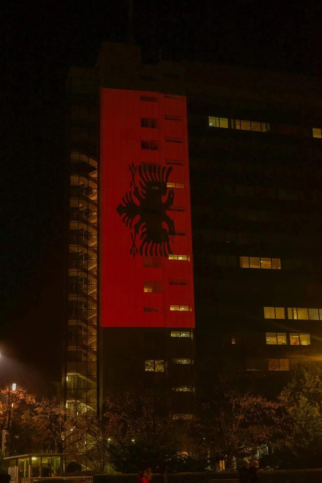 Ndriçohet kuq e zi ndërtesa e qeverisë së Kosovës
