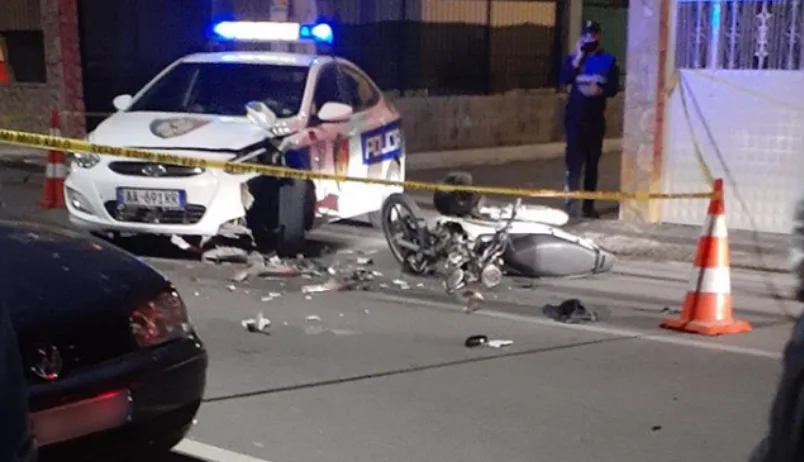 Aksident i pazakontë në Tiranë: Vetura e policisë përplas të riun me motor