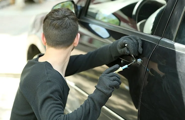 6 muaj burg dhe 500 euro gjobë personit që ia morri veturën pronarit në parkingun e tij