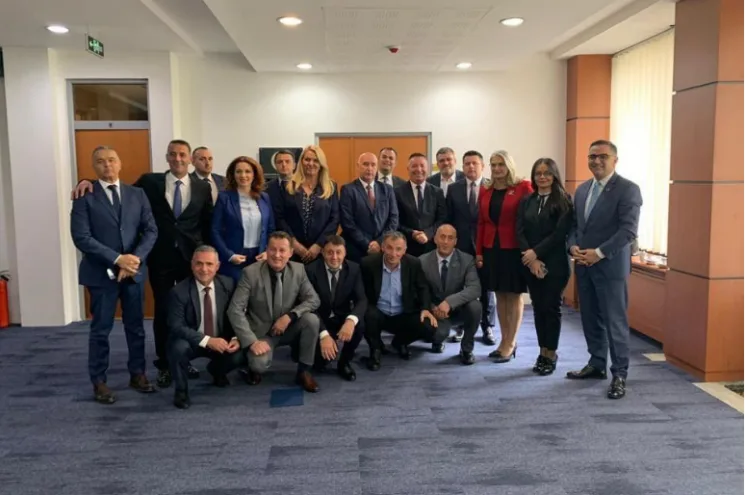 AAK kundërshton vendimin e Qeverisë, të hënën iu jep pushim nënpunësve të vet