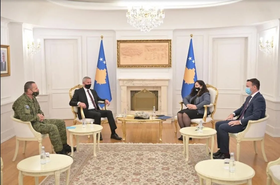 Vjosa Osmani në takim me ministrin e mbrojtjes Anton Qunin