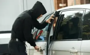 Hyri në furrë për pak minuta, hajnat i thyejnë veturën në Landovicë të Prizrenit – marrin 1 mijë euro, stoli ari dhe orë me vlerë
