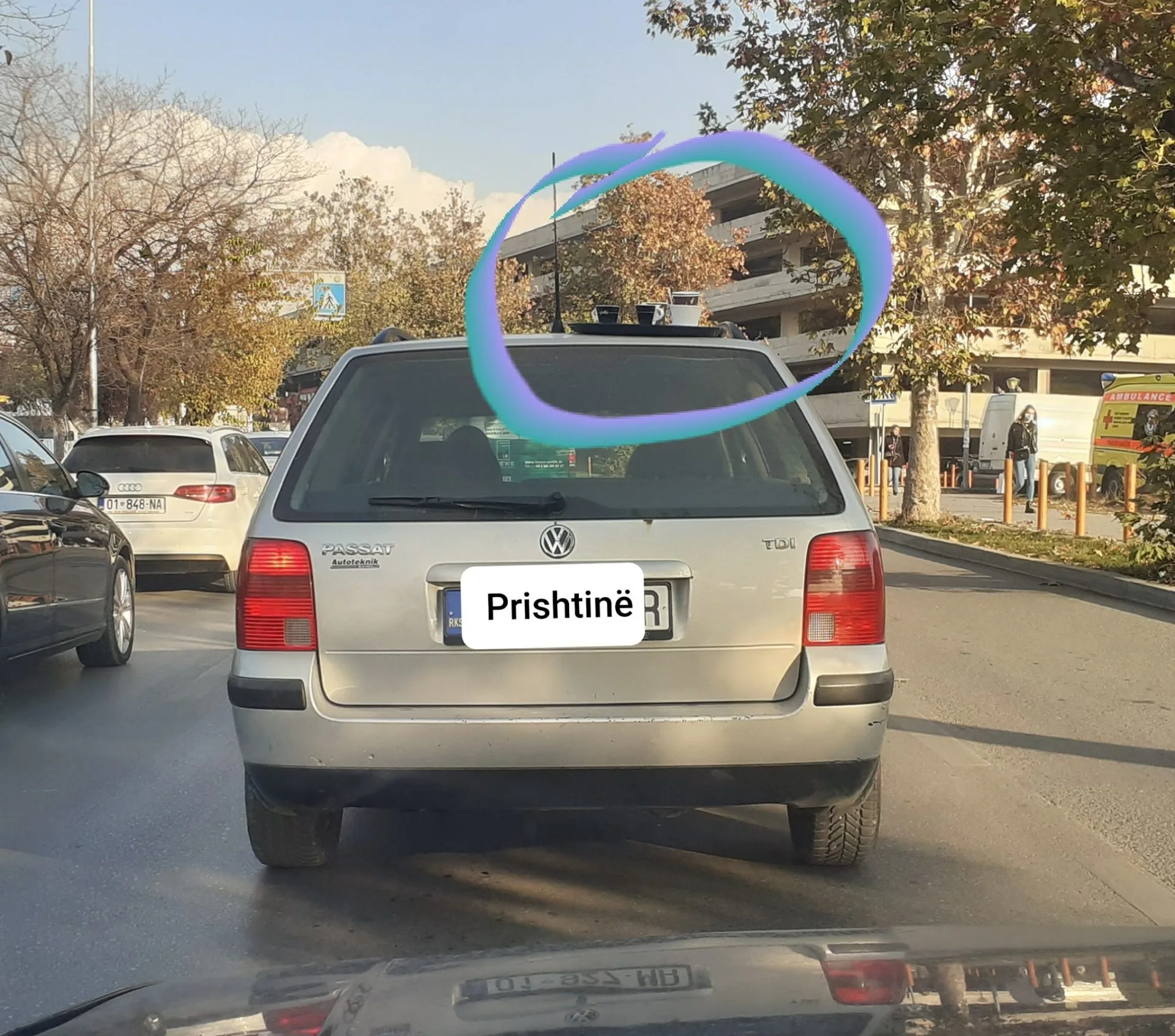 “Cili kamarier i ka harruar”: Vetura fotografohet në Prishtinë me plotë kafe përmbi