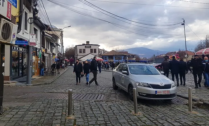 Policia dhe Inspektorati në Prizren urdhërojnë të mbyllet një lokal, sulmohen nga tre persona