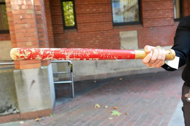 Gjakovë: Babai rrah djalin e tij me shkop druri për shkak se i kishte vjedhur laptopin