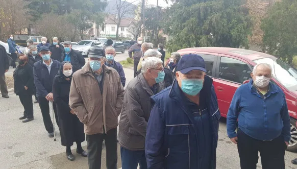 Serbia nis vaksinimin kundër Covid-19 në veri të Kosovës, pleqtë serbë presin në radhë