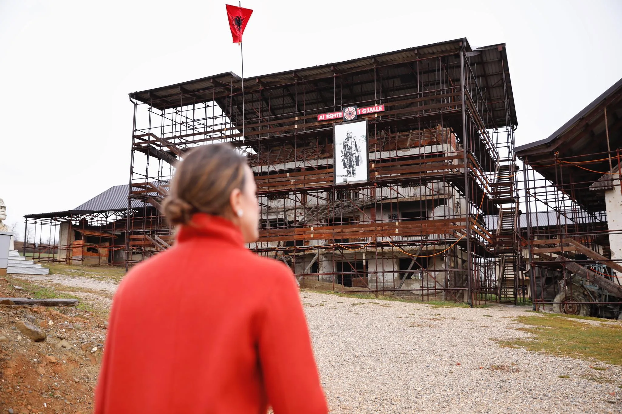 Gruaja që do ta ndryshoi Shqipërinë nisë rrugëtimin nga Prekazi