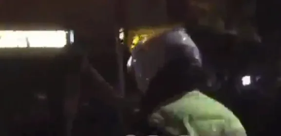 Polici shqiptar lë kolegët në Tiranë, del në anën e protestuesve