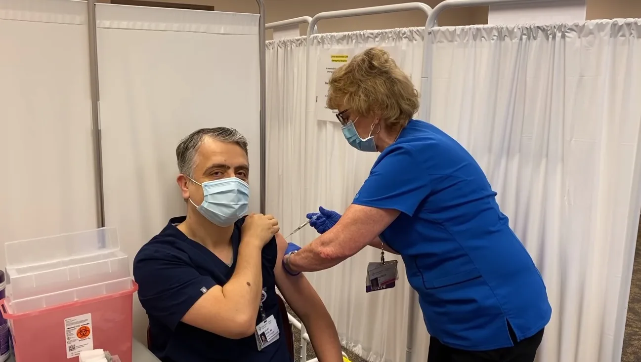 Ky është shqiptari i parë në SHBA që merr vaksinën anti-Covid