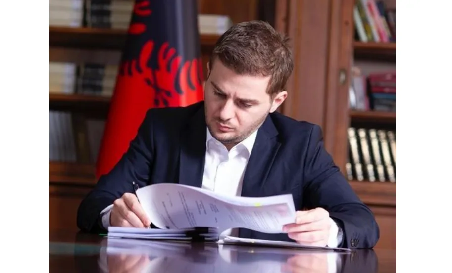 Cakaj mbështet financiarisht shkollat shqipe në Luginë