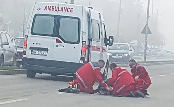 Tri këmbësore goditen nga një veturë në Prizren