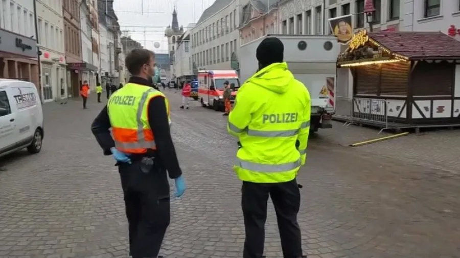 Dy të vdekur e 15 të lënduar pasi një veturë godet këmbësorët në Trier të Gjermanisë