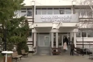 Rasti i helmimit në Prishtinë – 70 persona kërkuan ndihmë në Infektivë, 22 të hospitalizuar