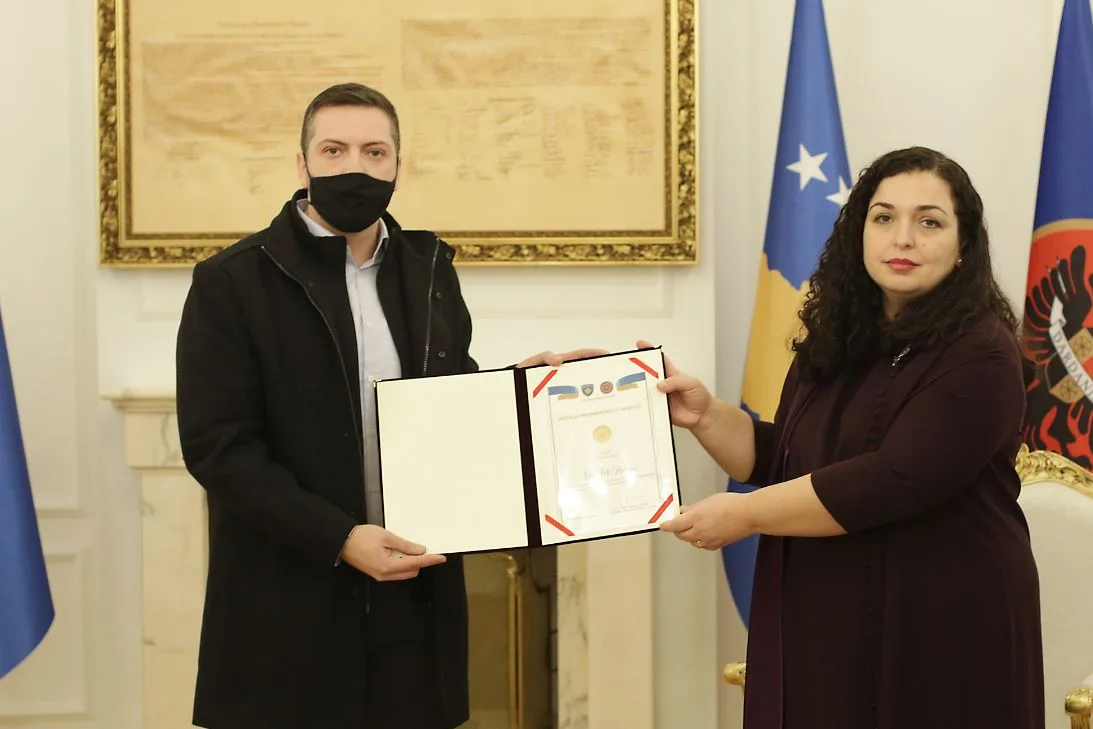Osmani dekoron me medalje presidenciale 18 profesionistë shëndetësorë që humbën jetën në përballje me COVID-19