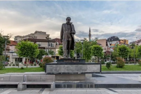 Diskutohet mundësia për ngritjen e shtatores së Rugovës në Tiranë