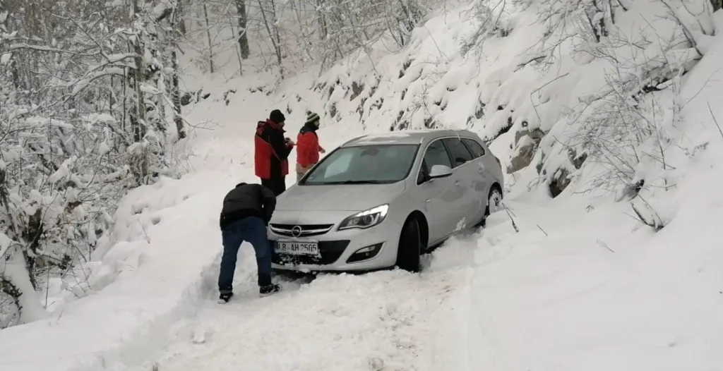 Familja shqiptare humb rrugën në Kroaci, ekipet e shpëtimit i dolën në ndihmë