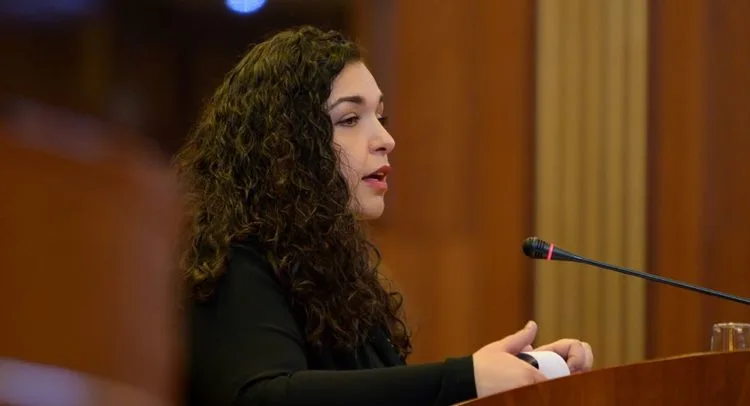 A ka të drejtë Vjosa Osmani të kandidojë për deputete pasi është u.d e presidentit?