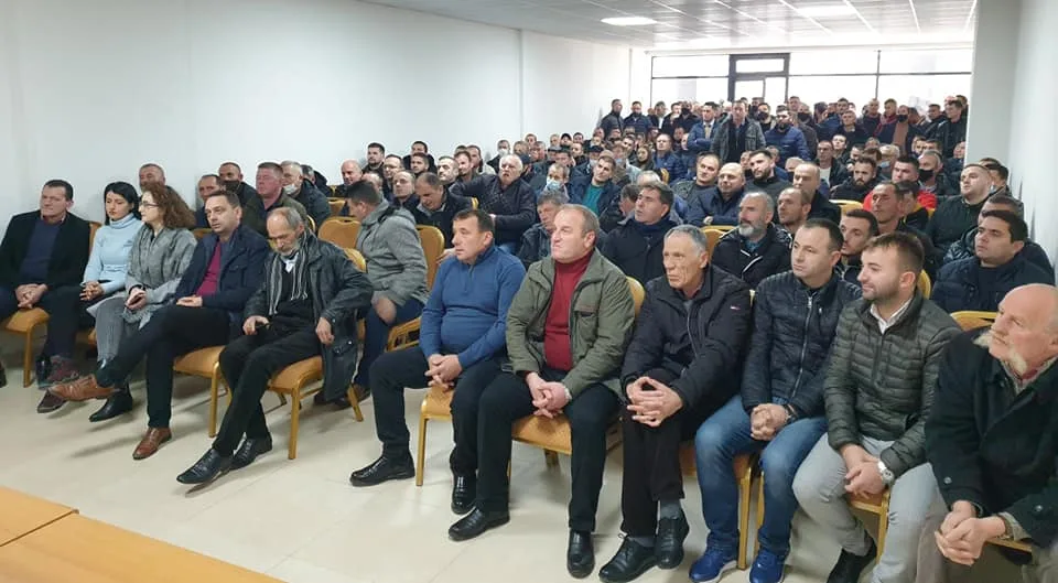 Pa distancë e pa maska, Lushtaku poston fotografi nga takimet me shtabet zgjedhore të nëndegëve në Skenderaj