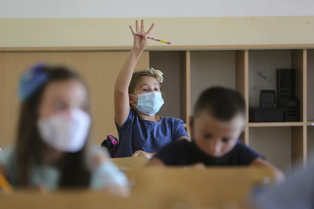 Masat e reja antiCOVID që pritet të merren nga Qeveria: Kthehet ora policore, shtyhet viti i ri shkollor