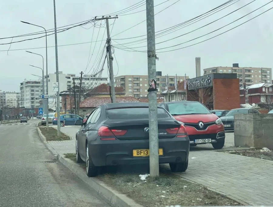 Kështu e parkon prishtinasi makinën në mes të trotuarit