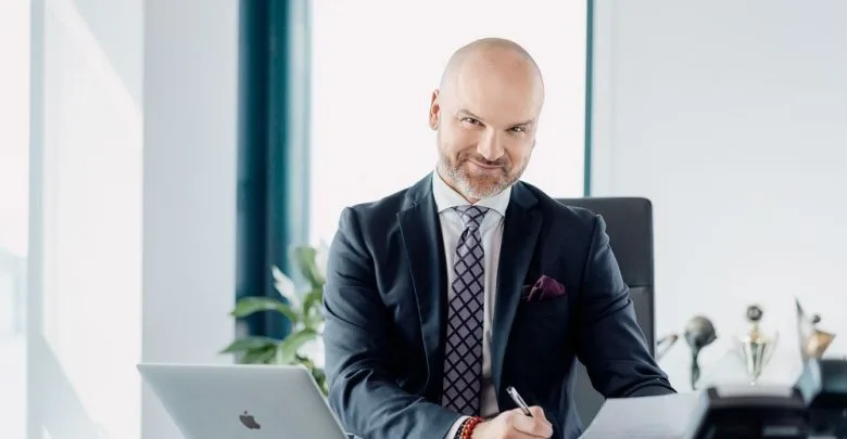 “Djali i rrezikshëm” që u bë i pasur gjatë pandemisë- Kjo është historia e milionerit më të ri në Poloni