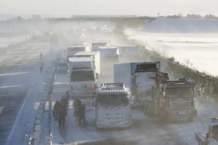 Stuhia e borës shkakton kaos në një autostradë në Japoni, 134 aksidente e një i vdekur