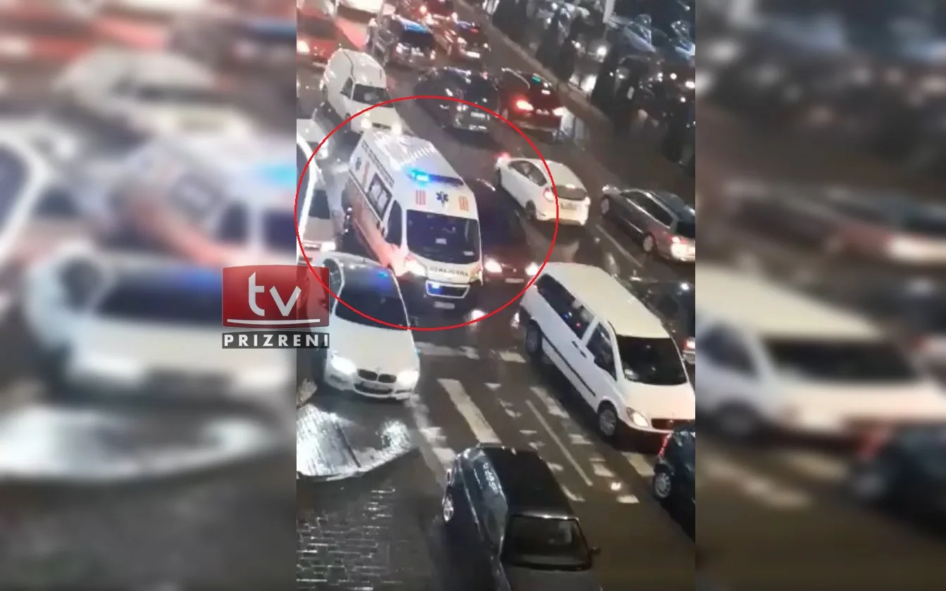 Kolona e automjeteve vështirëson kalimin e autoambulancës në Prizren