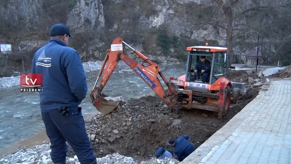 Defekt në një gyp transportues, disa lagje të Prizrenit nuk po furnizohen me ujë
