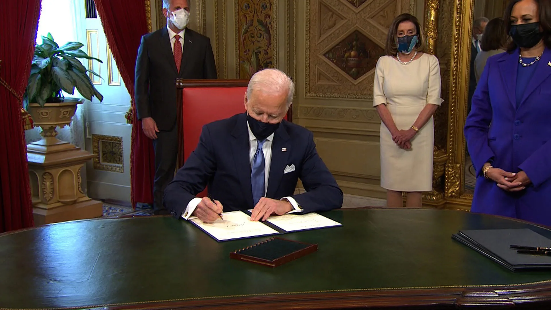Joe Biden nënshkruan tri marrëveshje në Zyrën Ovale