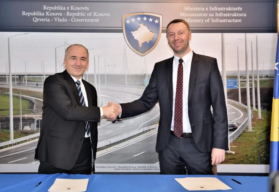 1.4 milion për infrastrukturën e Pejës, Abrashi e Muhaxheri nënshkruan memorandum bashkëpunimi