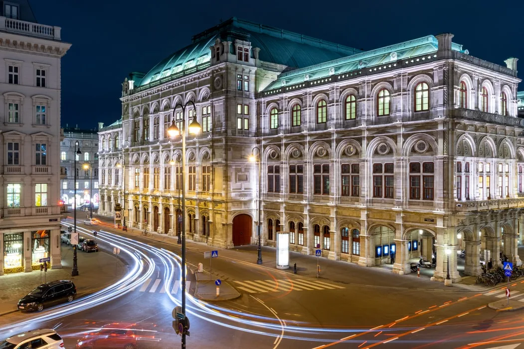 Austria vendos teste të detyrueshme për hyrje në spitale dhe teatër