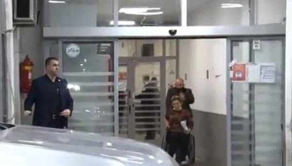 Policia jep detaje rreth rastit të burrit që i ra shuplakë gruas duke dalë nga QKUK-ja