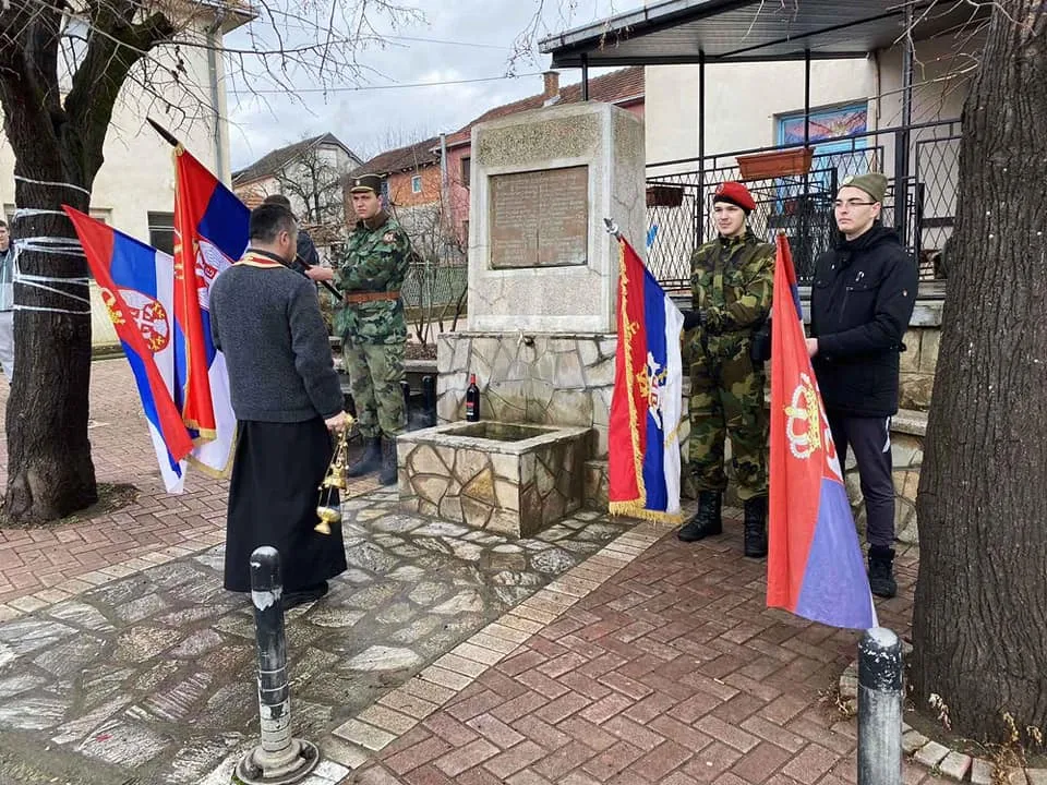 Serbët në Leposaviq veshin uniforma të ushtrisë serbe në një ngjarje përkujtimore