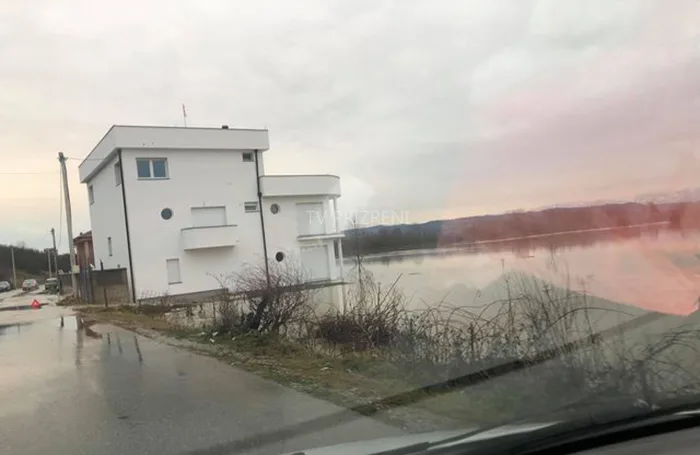 Drini del nga shtrati, futet në oborret e shtëpive në Has