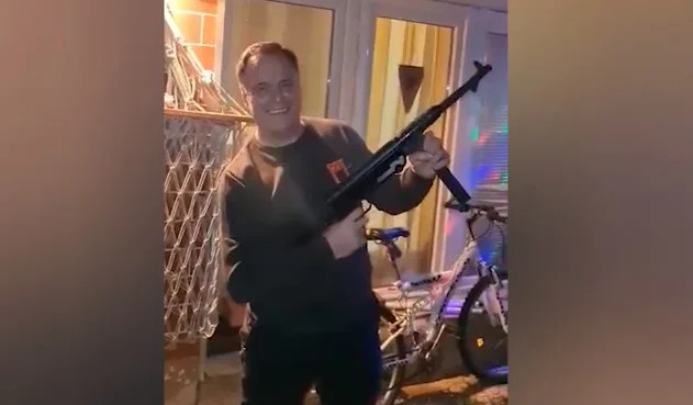 Mërgimtari feston me armë midis Gjermanisë