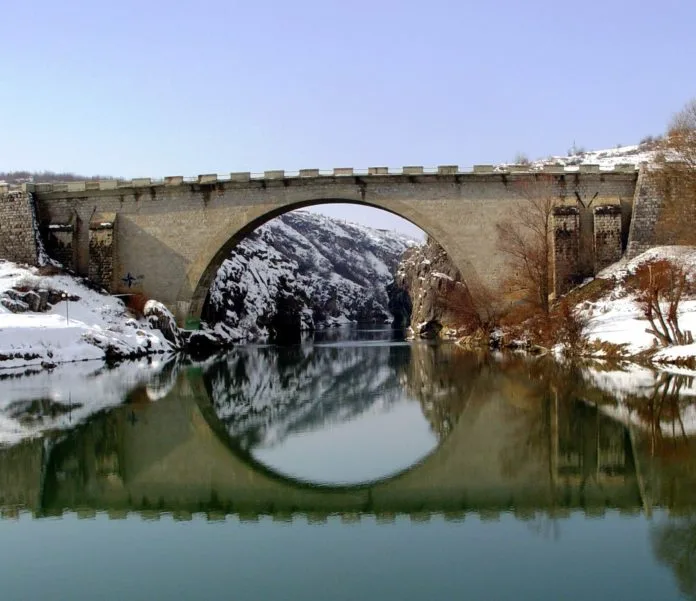 Ndërpriten kërkimet për personin, i cili dyshohet se u hodhë nga “Ura e Fshejtë” në Gjakovë