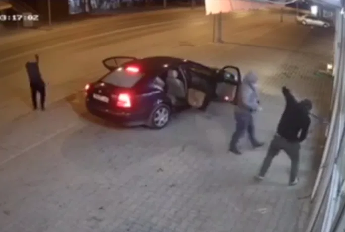 Pejë: Hajnat ia drejtojnë armën dhe e godasin me boks punëtorin, ia marrin 500 euro në një pompë derivatesh