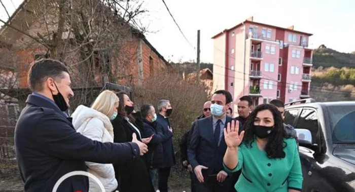 Serbët ia ndërprejnë vizitën Albinit dhe Vjosës në veri