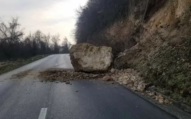 Kështu dukej rruga Gjonaj-Tupec mëngjesin e sotëm, policia thotë se zona është pastruar menjëherë (FOTO)