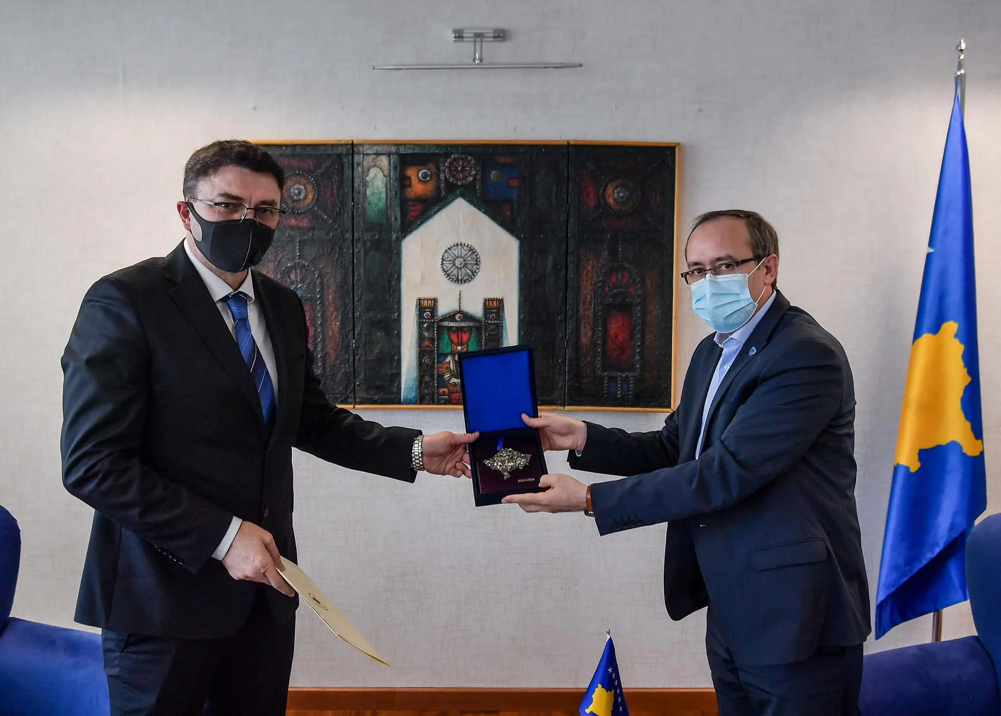 Hoti i ndan letër falënderimi një bashkatdhetari