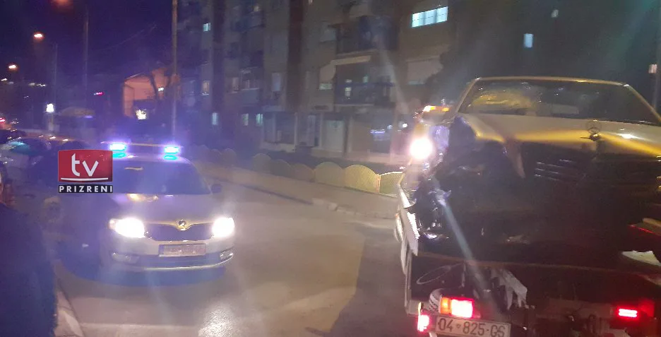 Ortakoll: Humb kontrollin dhe përplaset me dyert e oborrit një veturë