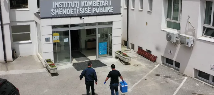 Rritet numri i viktimave dhe i rasteve të reja me COVID-19 në Kosovë