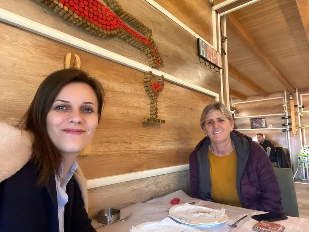 Kandidatja për deputete Albulena Balaj- Halimaj, takon Fahrie Hotin, historia e së cilës u bë film