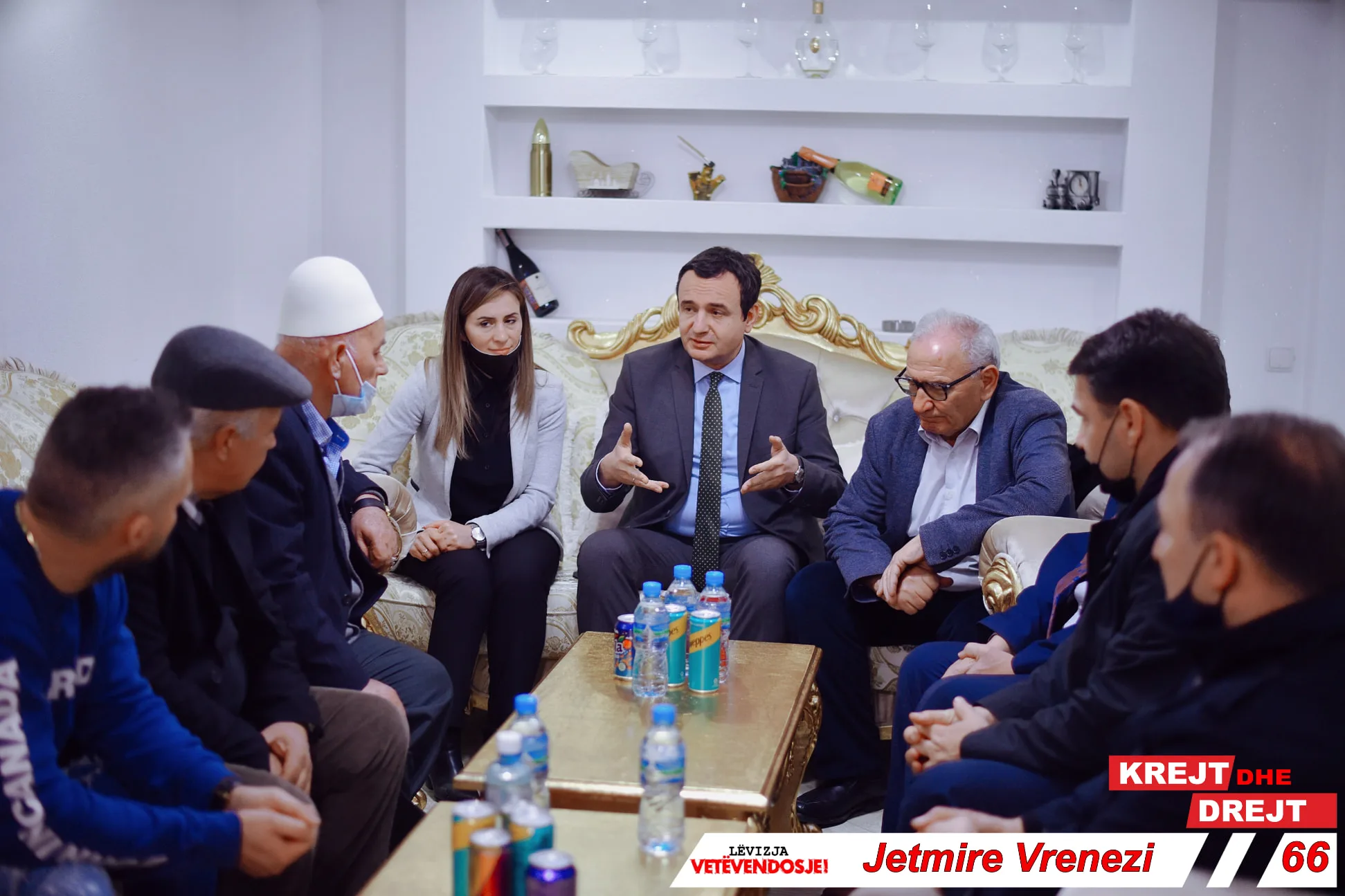 Familja e dëshmorit Afrim Krasniqi, e pret Albin Kurtin dhe Jetmire Vrenezin me fishekzjarre në Malishevë