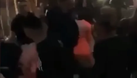 Tollovi në një lokal të Prishtinës, bëhen llom duke u rrahur disa vajza