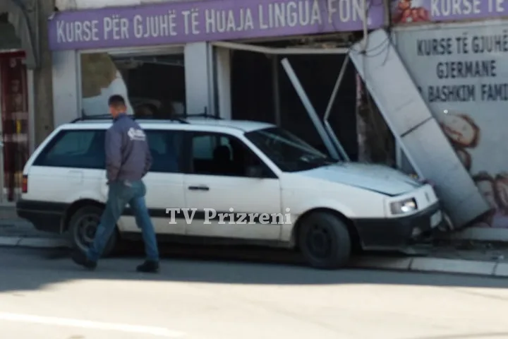 Shoferi e humb kontrollin, godet me veturë lokalin në Prizren